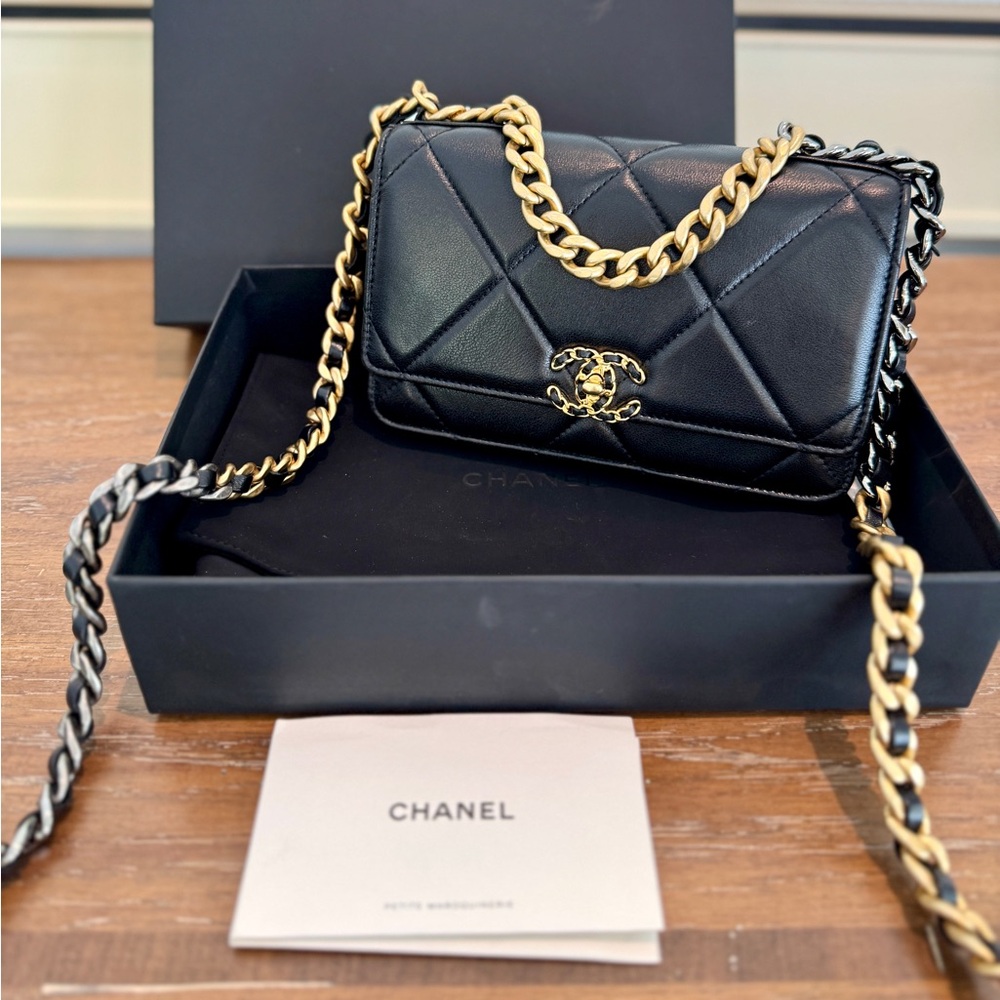 CHANEL Black Leather Bag with Gold Chain